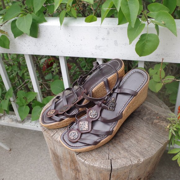 Cute Sandals By Gossip Leatgher With Copper & Metal Buttons - Picture 1 of 7